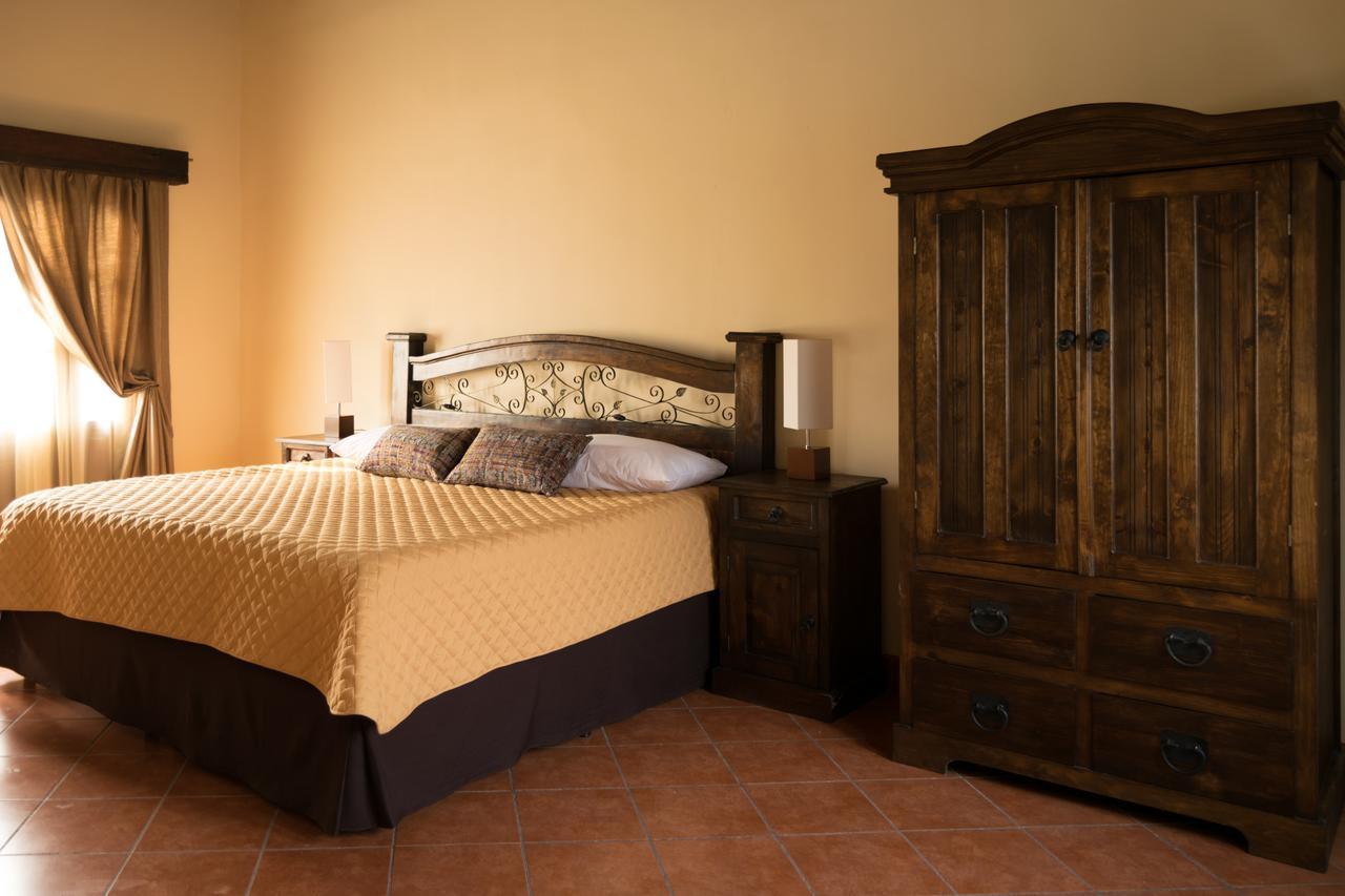 Hotel Casa San Bartolo Antigua Bagian luar foto
